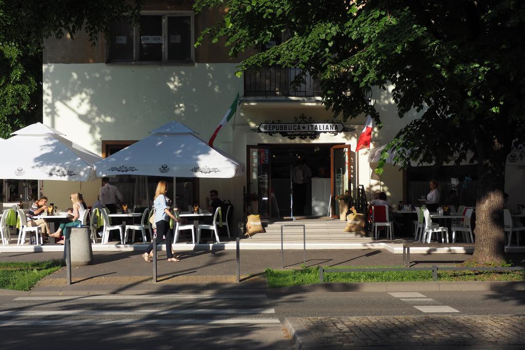 Adventura Hostel Варшава Екстериор снимка